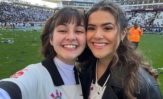 Maísa Silva e Klara Castanho comemoram título do time feminino do Corinthians no gramado (Reprodução/Instagram)